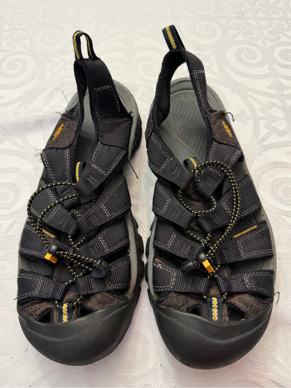 KEEN Men's Size 10 Black Outdoor Sport Close Toe Sandals with Yellow Accents